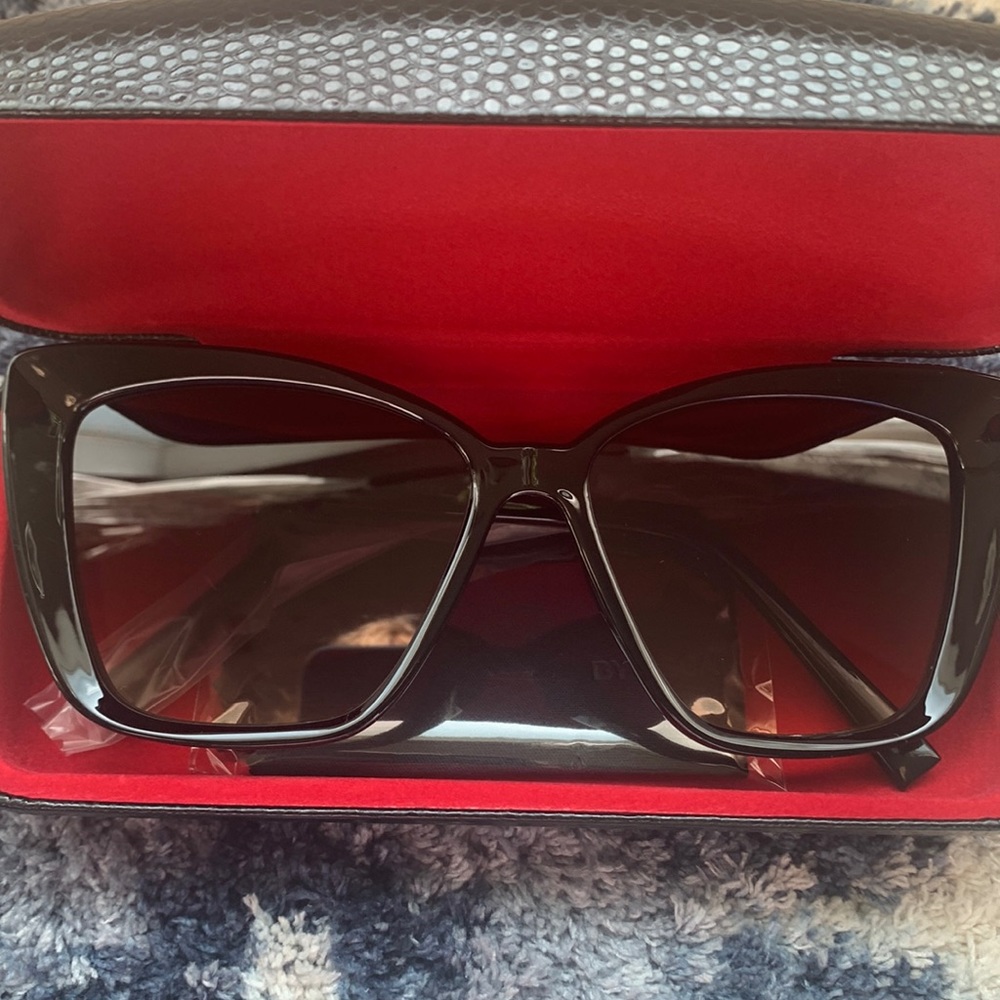 NWT Riley sunglasses by O by Oscar de la renta